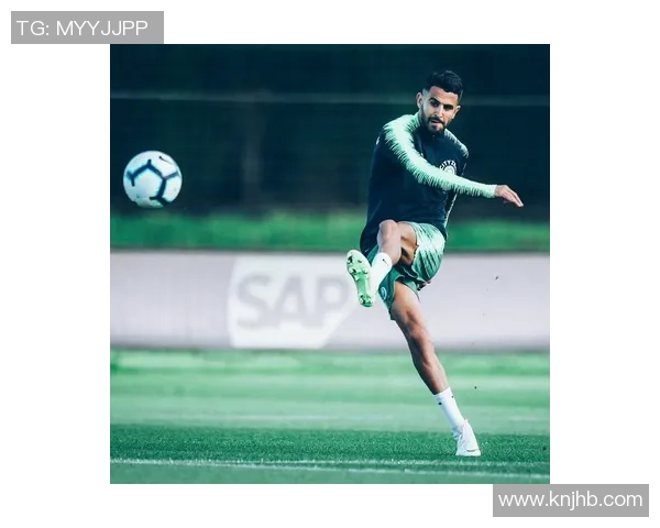 足球女球星童年时期的可爱头像照片展示与成长历程回顾